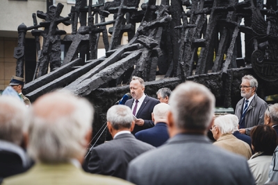 Odsłonięci tablicy upamiętniającej Stefana Melaka – fot. MN/BUWiM