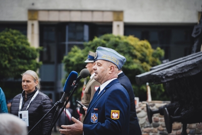 Odsłonięci tablicy upamiętniającej Stefana Melaka – fot. MN/BUWiM