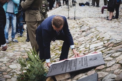 Odsłonięci tablicy upamiętniającej Stefana Melaka – fot. MN/BUWiM