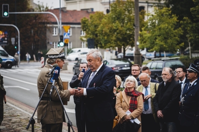Odsłonięci tablicy upamiętniającej Stefana Melaka – fot. MN/BUWiM