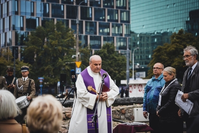Odsłonięci tablicy upamiętniającej Stefana Melaka – fot. MN/BUWiM