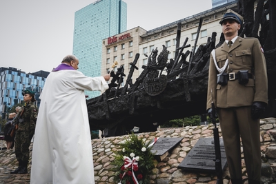 Odsłonięci tablicy upamiętniającej Stefana Melaka – fot. MN/BUWiM