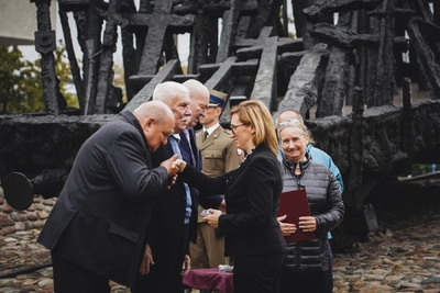 Odsłonięci tablicy upamiętniającej Stefana Melaka – fot. MN/BUWiM