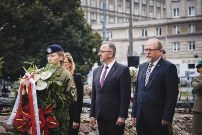 Odsłonięci tablicy upamiętniającej Stefana Melaka – fot. MN/BUWiM
