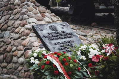 Odsłonięci tablicy upamiętniającej Stefana Melaka – fot. MN/BUWiM