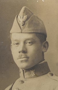 Zdjęcie, które Agnieszka Wisła podpisała: „Ten orzełek na czapce robiłam bezinteresownie dla wszystkich oficerów w Kanadzie ...” (fot. 2)