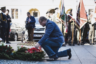 Dyrektor Biura Upamiętniania Walk i Męczeństwa IPN Adam Siwek złożył kwiaty pod pomnikiem gen. Stefana Roweckiego „Grota” – Warszawa, 27 września 2021. Fot. Mateusz Niegowski (IPN)
