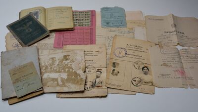 Materiały przekazane przez Zofię Zając – przed zabiegami konserwatorskimi. Fot. Anna Włodarczyk-Sętorek (IPN)