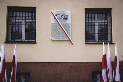 Uroczyste odsłonięcie tablicy upamiętniającej Annę Kostewicz i Juliena Bryana – fot. MN/BUWiM