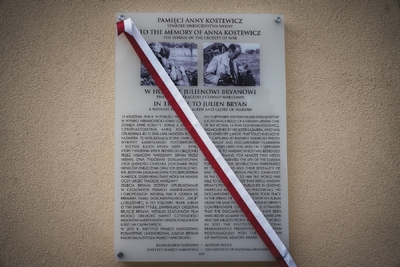 Uroczyste odsłonięcie tablicy upamiętniającej Annę Kostewicz i Juliena Bryana – fot. MN/BUWiM