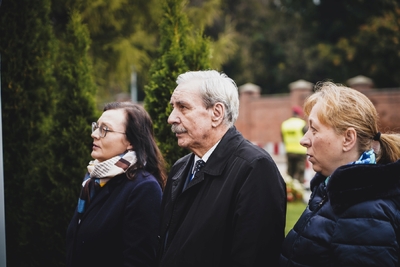 Uroczyste odsłonięcie tablicy upamiętniającej Annę Kostewicz i Juliena Bryana – fot. MN/BUWiM