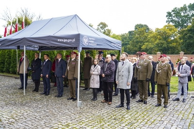 Uroczyste odsłonięcie tablicy upamiętniającej Annę Kostewicz i Juliena Bryana – fot. MN/BUWiM