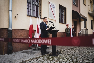 Uroczyste odsłonięcie tablicy upamiętniającej Annę Kostewicz i Juliena Bryana – fot. MN/BUWiM