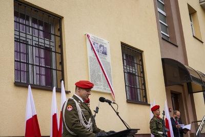 Uroczyste odsłonięcie tablicy upamiętniającej Annę Kostewicz i Juliena Bryana – fot. MN/BUWiM