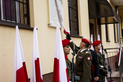 Uroczyste odsłonięcie tablicy upamiętniającej Annę Kostewicz i Juliena Bryana – fot. MN/BUWiM