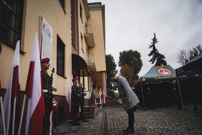 Uroczyste odsłonięcie tablicy upamiętniającej Annę Kostewicz i Juliena Bryana – fot. MN/BUWiM