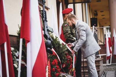 Uroczyste odsłonięcie tablicy upamiętniającej Annę Kostewicz i Juliena Bryana – fot. MN/BUWiM