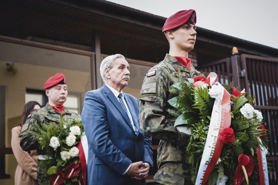 Uroczyste odsłonięcie tablicy upamiętniającej Annę Kostewicz i Juliena Bryana – fot. MN/BUWiM