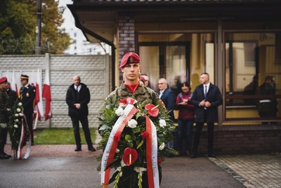 Uroczyste odsłonięcie tablicy upamiętniającej Annę Kostewicz i Juliena Bryana – fot. MN/BUWiM