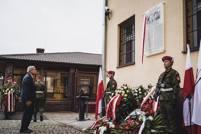 Uroczyste odsłonięcie tablicy upamiętniającej Annę Kostewicz i Juliena Bryana – fot. MN/BUWiM