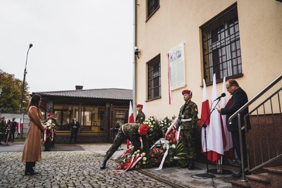 Uroczyste odsłonięcie tablicy upamiętniającej Annę Kostewicz i Juliena Bryana – fot. MN/BUWiM