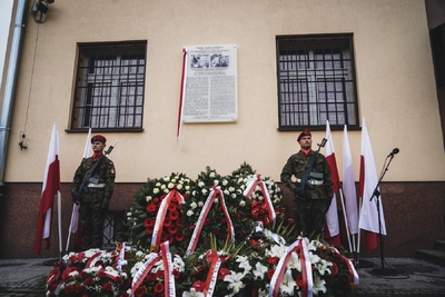Uroczyste odsłonięcie tablicy upamiętniającej Annę Kostewicz i Juliena Bryana – fot. MN/BUWiM