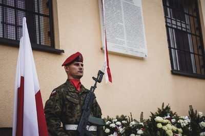 Uroczyste odsłonięcie tablicy upamiętniającej Annę Kostewicz i Juliena Bryana – fot. MN/BUWiM