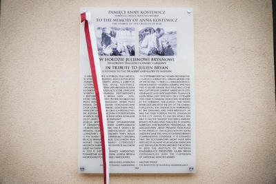 Uroczyste odsłonięcie tablicy upamiętniającej Annę Kostewicz i Juliena Bryana – fot. MN/BUWiM