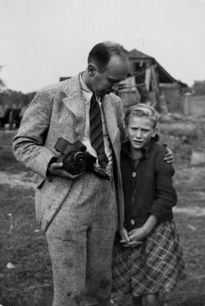 Julien Bryan z płaczącą Kazimierą Kostewicz, siostrą Anny Kostewicz zabitej w ataku lotniczym na polu w pobliżu skrzyżowania ulic Ostroroga i Wawrzyszewskiej, (AIPN/Kolekcja Juliena Bryana w Warszawie. AIPN/Julien Bryan Collection in Warsaw)