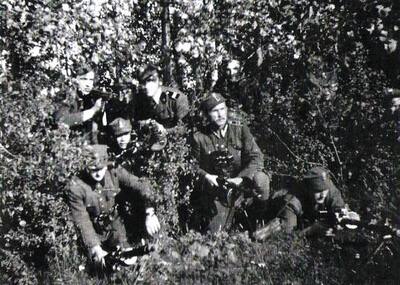 Zajęcia oddziału KP „Ciężki” w terenie, klęczy z prawej „Rój” Zajęcia oddziału KP „Ciężki” w terenie, klęczy z prawej „Rój”