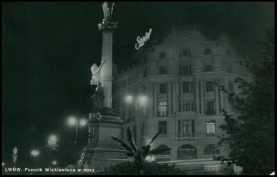 Polska, Lwów, pomnik Adama Mickiewicza na pocztówce z ok. 1935 r. nocą i... Ze zbiorów BN – polona.pl