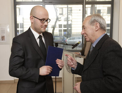 Michał Przeperski, wyróżniony w kategorii prac magisterskich, odbiera dyplom z rąk prof. Andrzeja Paczkowskiego