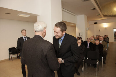Marcin Giełzak, wyróżniony w kategorii prac magisterskich, odbiera dyplom z rąk prof. Tomasza Szaroty