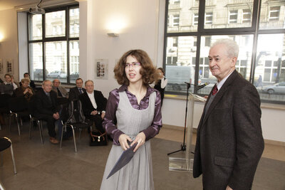 Laureatka II Nagrody w kategorii prac magisterskich Gabriela Nastałek odbiera dyplom z rąk prof. Tomasza Szaroty