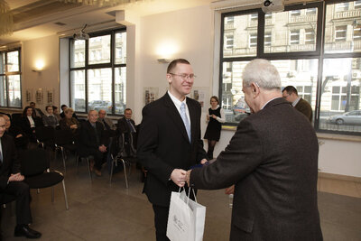Dr Wojciech Marciniak, wyróżniony w kategorii prac doktorskich, odbiera dyplom z rąk prof. Tomasza Szaroty