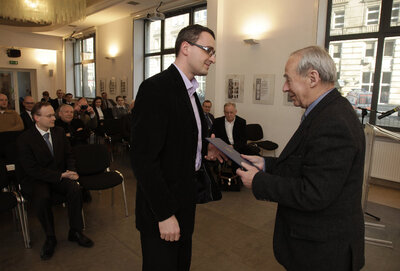 Dr Dominik Pick, wyróżniony w kategorii prac doktorskich, odbiera dyplom z rąk prof. Andrzeja Paczkowskiego - Przewodniczącego Komisji Konkursowej