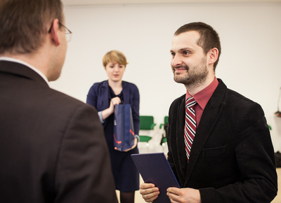 Łukasz Kamiński wręczył nagrodę dr. Konradowi Knochowi za pracę „Pisma liberalne II obiegu w Polsce w latach 1979–1990"