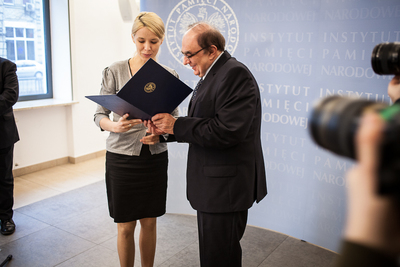 Dr Annie Prokopiak-Lewandowskiej honorowe wyróżnienie za pracę „Władysław Pobóg-Malinowski (1899–1962). Życie i dzieła” wręczył dr hab. Andrzej Koryn