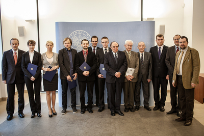 Laureaci i członkowie komisji konkursowej w chwilę po wręczeniu nagród