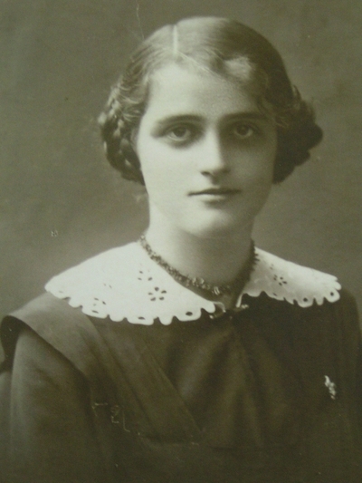 Bóg obdarzył ją nie tylko pięknem zewnętrznem, ale dał jej duszę stokroć jeszcze piękniejszą, którą głęboko odczuwała wszystkie radości i bóle, nie tylko najbliższych, ale całego swego otoczenia, wszystkich bliźnich i kraju ojczystego. Tygodnik Ilustrowany, 1920.