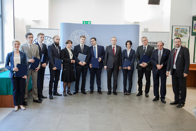 Laureaci VIII edycji Konkursu Najlepszy Debiut Historyczny Roku wraz z organizatorami konkursu z IPN i IH PAN