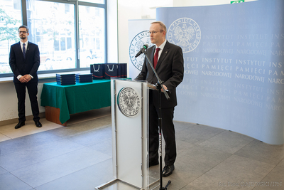 Nagrody młodym debiutantom wręczył prezes IPN dr Łukasz Kamiński