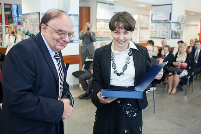 Dr Anna Maria Jackowska odbiera nagrodę z rąk dr. Andrzej Koryna