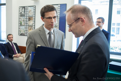 Dr Piotr Grzelczak odbiera nagrodę z rąk dr. Łukasza Kamińskiego