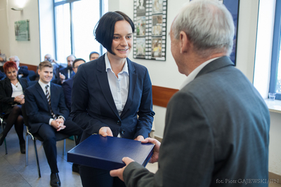 Dr Aleksandra Kmak-Pamirska odbiera wyróżnienie z rąk przewodniczącego Jury, prof. Andrzeja Paczkowskiego
