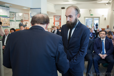 Dr Jarosław Dulewicz odbiera wyróżnienie z rąk dr. Andrzej Koryna