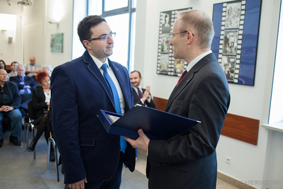 Dr Rafał Łatka odbiera nagrodę z rąk dr. Łukasza Kamińskiego