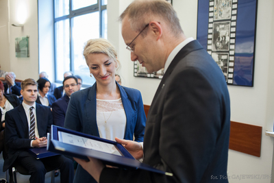 Paulina Kleszno odbiera wyróżnienie z rąk dr. Łukasza Kamińskiego