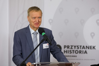 Prof. Michał Kleiber, przewodniczący Polskiego Komitetu ds. UNESCO, podczas konferencji „Unboxing obrazów. Wpływ archiwów audiowizualnych i fotograficznych na kulturę” – Warszawa, 27 października 2021. Fot. Mikołaj Bujak (IPN)