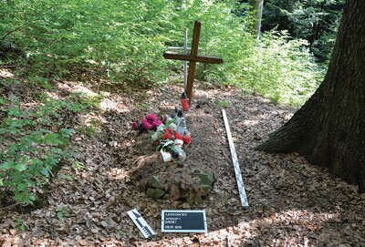 Grób w lesie pod szczytem Leskowiec w Beskidzie Małym przed rozpoczęciem prac poszukiwawczych. Fot. Adrianna Zborowska